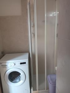 eine Waschmaschine und eine Dusche im Bad in der Unterkunft Appartamento La Chiesetta in Matera