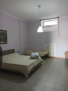 1 Schlafzimmer mit 2 Betten und einem Fenster in der Unterkunft Appartamento La Chiesetta in Matera