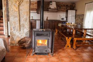 una cucina con piano cottura e tavolo e una camera di Casa rural Las Masadas a Cella