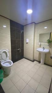 een badkamer met een toilet en een wastafel bij 美達民宿 in Donggang