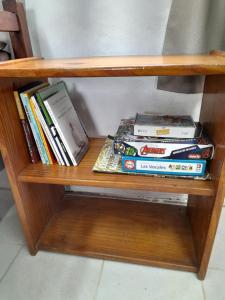 una estantería de madera con libros. en Lavanda Casa de Campo en Salto
