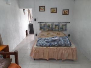 um quarto com uma cama num quarto em Lavanda Casa de Campo em Salto