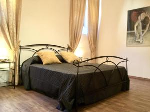 威尼斯Sarlette Cozy Room的一间带床的卧室，位于一间有窗户的房间里 更多3张照片