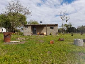 a small house in the middle of a field at Lavanda Casa de Campo in Salto