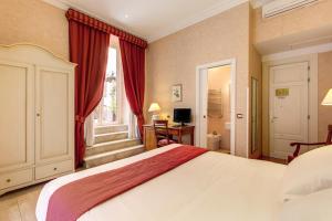 ローマにあるローマン テラスのベッドルーム1室(赤いカーテン付きの大型ベッド1台付)