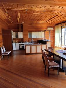 eine große Küche mit einem Esstisch und Stühlen in der Unterkunft Astara Paradise Villa in Astara