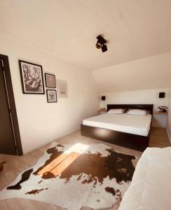 a bedroom with a bed and a rug on the floor at Romantische vakantiewoning met weids uitzicht in Maldegem