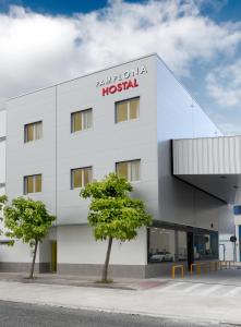 un edificio blanco con un cartel. en IRAIPE Pamplona Hostal en Pamplona