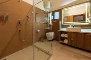Un baño con ducha, inodoro y lavabo. en Shanthi Kunnj Riverside Exotica Chikmagalur, en Chikmagalur