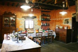 una cucina con un tavolo e sedie in una stanza di Torre Di Vignale a Palazzo del Pero