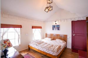 Moksham Himalayan Campsite Pangot客房内的一张或多张床位