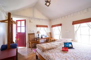 Moksham Himalayan Campsite Pangot客房内的一张或多张床位