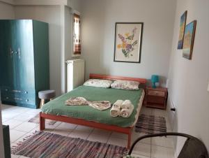 A bed or beds in a room at Marilena House Plataria