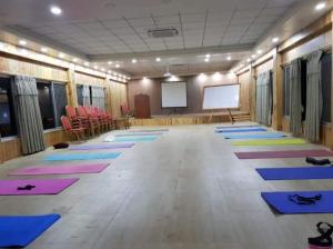 博卡拉喜马拉雅德奥拉里度假酒店的一间大房间,地板上有很多瑜伽垫