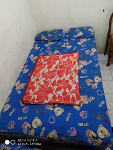 Tempat tidur dalam kamar di Homestay Lusman Bromo