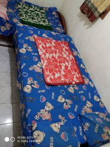 Tempat tidur dalam kamar di Homestay Lusman Bromo