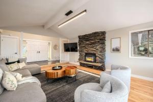 ein Wohnzimmer mit einem Sofa und einem Kamin in der Unterkunft Oceanfront Family Retreat in Oak Harbor