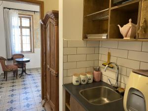 uma cozinha com um lavatório e uma bancada em Haifa Vintage Studios em Haifa