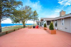 ein Haus mit einem roten Backsteinsteg, der zu einem Haus führt in der Unterkunft Oceanfront Family Retreat in Oak Harbor