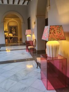 a living room with two lamps and a table at Hotel Don Juan Boutique in Úbeda