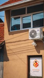 a building with a fan on the side of it at Apartmani Bubamara Leskovac in Leskovac