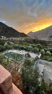 Elle offre une vue sur le désert, la piscine et les montagnes. dans l'établissement Dar Tamounte, à Tagadirt nʼBour