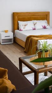 a bedroom with a bed and a coffee table and a table sidx sidx at Apartmani Bubamara Leskovac in Leskovac +52 photos