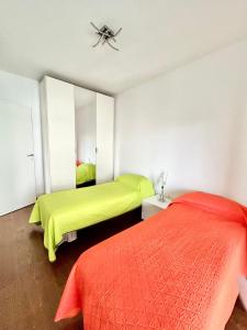 um quarto com 2 camas e uma ventoinha de tecto em La Suite sul Mare 1 em Montesilvano