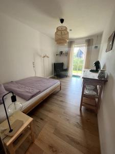 una camera con un letto e un tavolo di Schöne Wohnung in Passau a Passavia