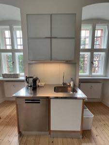 ZeitlofsにあるLuxus Wohnung im Schloss 85 m²のキッチン(シンク付)が備わります。 +31枚の写真