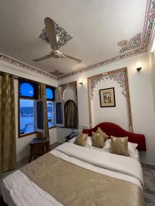 a bedroom with a large bed and a ceiling at Hotel Mewar Haveli - At Lake Pichola in Udaipur