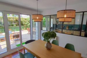 un comedor con una mesa con una planta en Rosa de Ciudad. Chalet céntrico con mucha intimidad en Santander