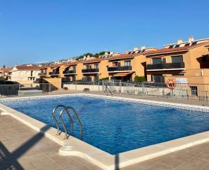 a large swimming pool in front of some buildings at Evasion in Miami Platja