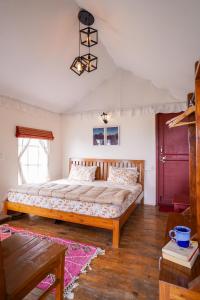 Moksham Himalayan Campsite Pangot客房内的一张或多张床位