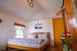 Moksham Himalayan Campsite Pangot客房内的一张或多张床位