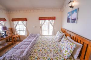 Moksham Himalayan Campsite Pangot客房内的一张或多张床位