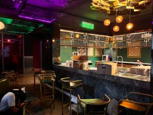 Ο χώρος του lounge ή του μπαρ στο Home Away