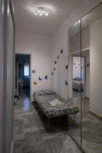 1 dormitorio con 1 cama en una habitación con espejo en Noemi House en Rapallo