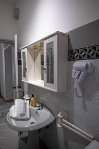 y baño con lavabo y espejo. en Noemi House, en Rapallo