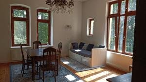 - un salon avec un canapé et une table dans l'établissement Herrenhaus Harmshagen, à Testorf-Steinfort