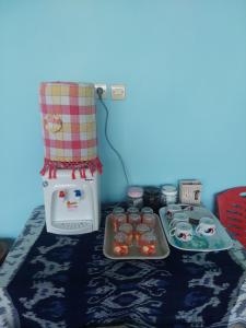 een kamer met een tafel met wat eten erop bij D'Ru Guest House in Labuan Bajo
