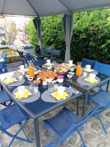 une table bleue avec des assiettes de nourriture dans l'établissement la ferme des ruelles, à Moigny