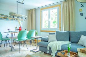 sala de estar con sofá azul y mesa en Wellnessoase mitten in Triberg en Triberg