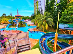 マラッカにあるMelaka BY LG Water Themepark & Resort Melaka By GGMのウォータースライダー付きの大型ウォーターパーク