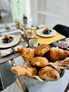 un vassoio di prodotti da forno e pane su un tavolo di La Vieille Bouverie a Savennières