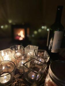 un grupo de vidrios claros sentados en una mesa en Glamping 4 saisons @ Eco Lodge Bûcheron Bergère, en Ormstown