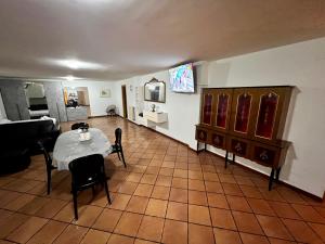 um quarto com uma mesa e cadeiras e uma sala de estar em Open Space Il Rifugio em San Silvestro