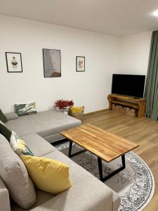 uma sala de estar com um sofá e uma mesa em Apartmán Thermal Park 