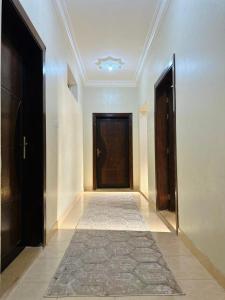an empty hallway with two doors and a rug on the floor at شقة غرفتين وصالة ومجلس in Dawmat al Jandal