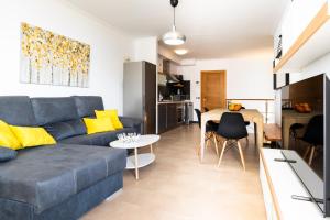 a living room with a blue couch and a table at Casa Lilia in Cotillo